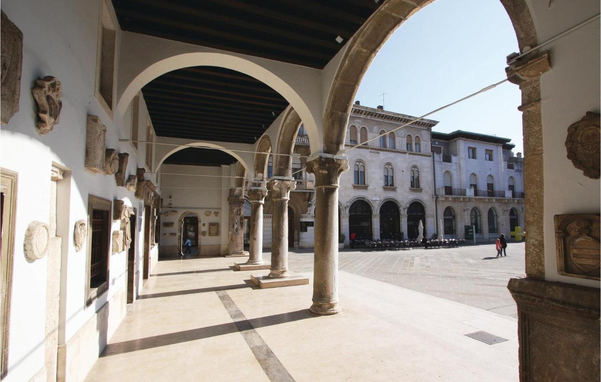 1 Bedroom Awesome Apartment In Pola Esterno foto